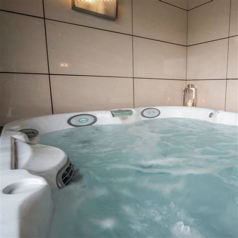 per night. . Hotels with jacuzzi tub in room virginia